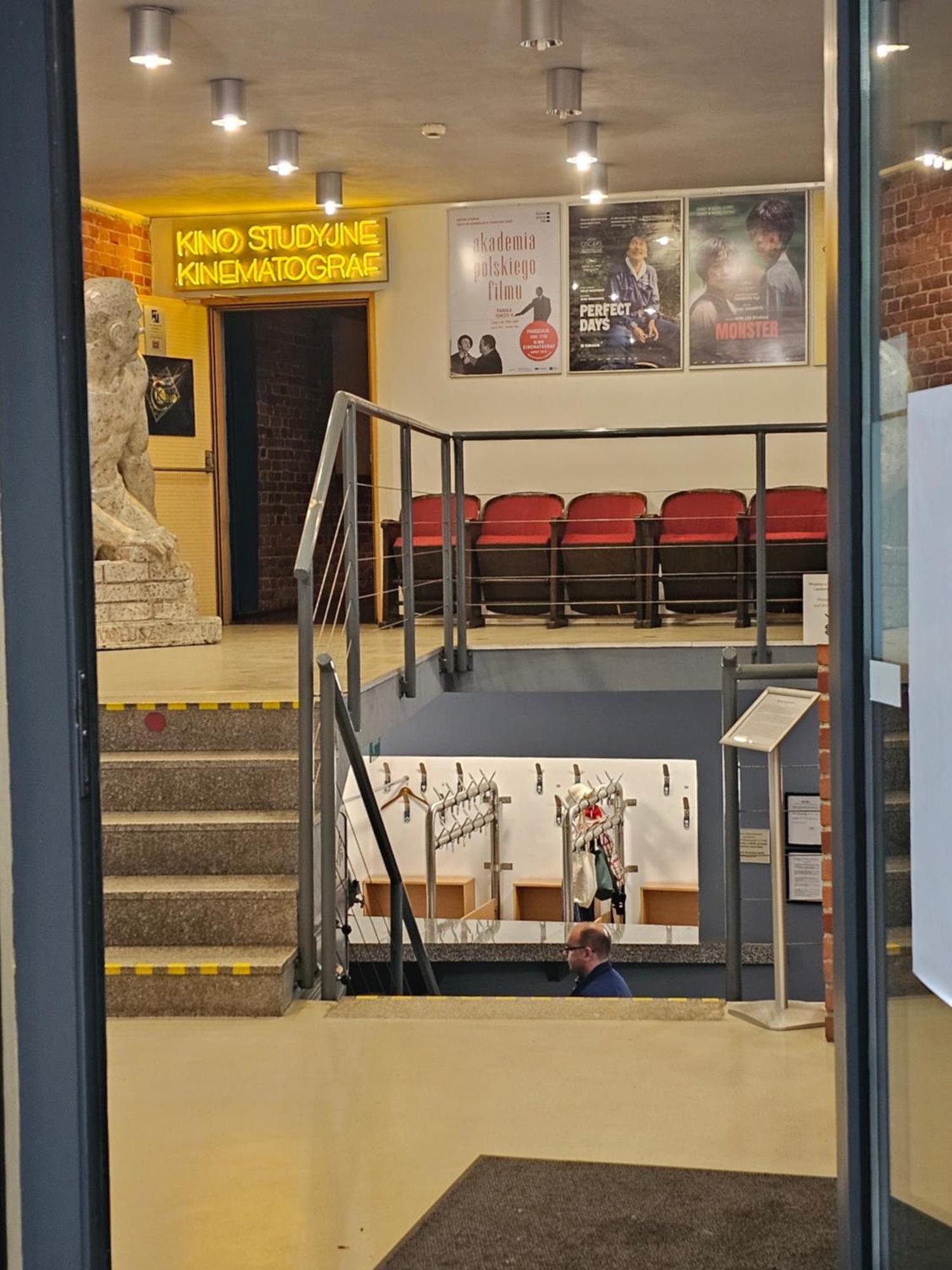 Przy Szkole Filmowej, Darmowy Parking *