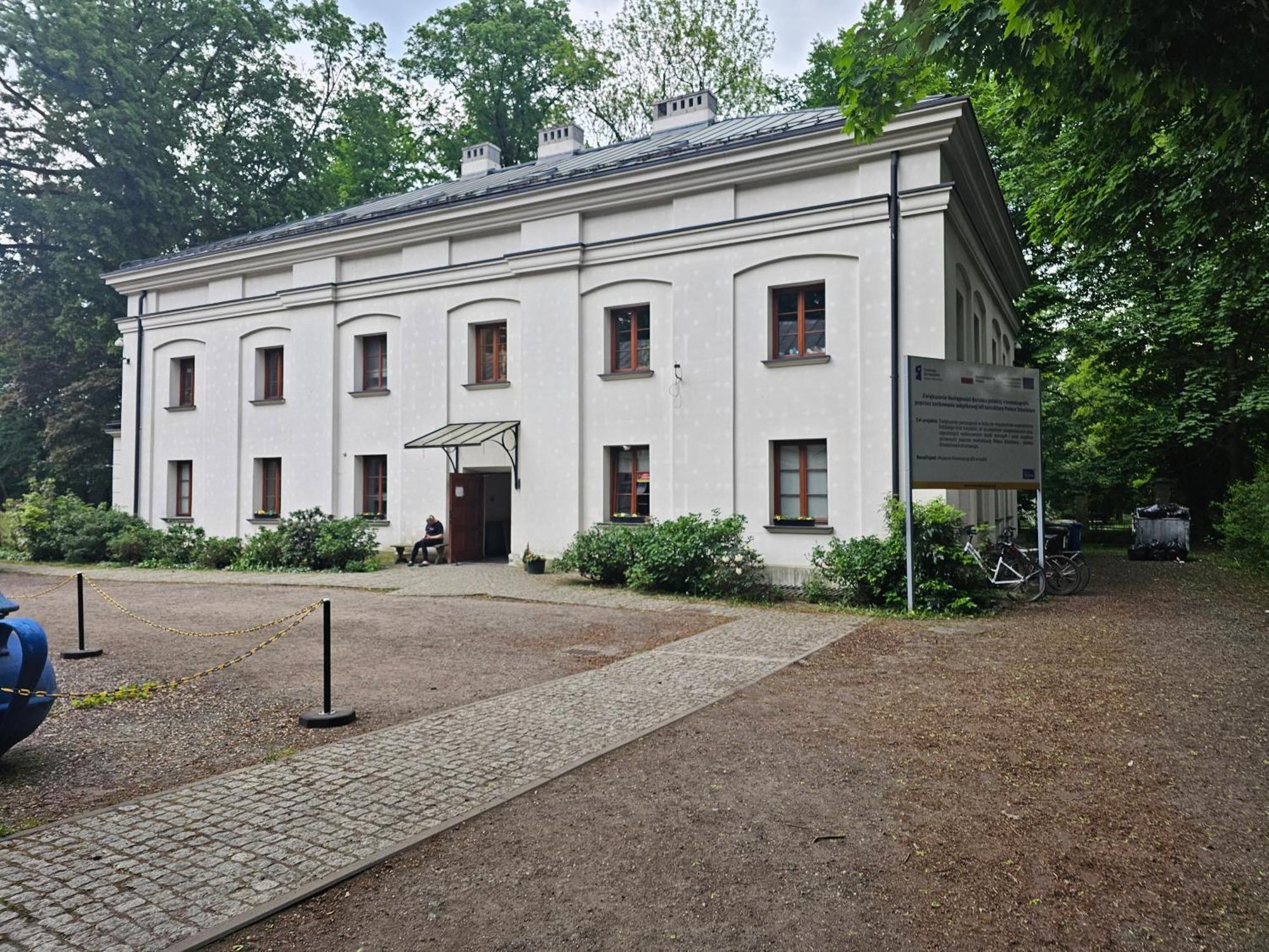 Przy Szkole Filmowej, Darmowy Parking *